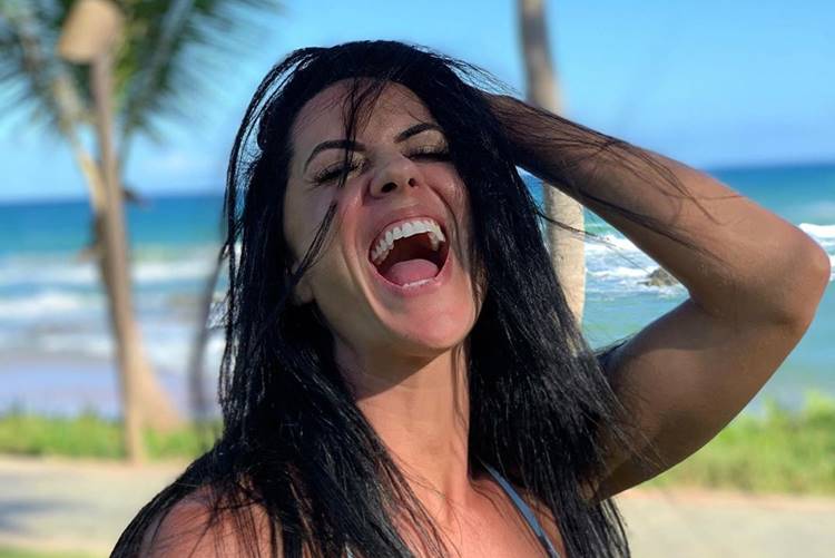 Graciele Lacerda posa bem à vontade em cama e arranca suspiros na web