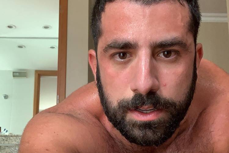 Kaysar sofre acidente durante cena de luta em “Órfãos da Terra”