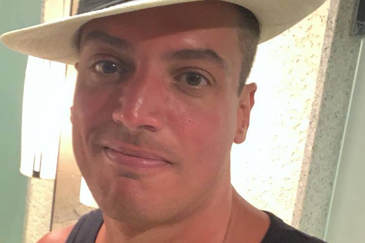 Leo Dias encontra famosa nos corredores do SBT e seguidores disparam: “Pronta pra te dar um soco”