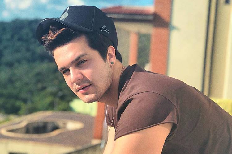 Luan Santana vira motivo de zoação ao surgir sem camisa