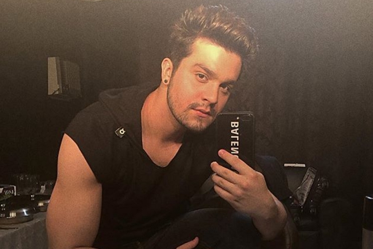 Sertanejo Luan Santana surge sem camisa e enlouquece fãs: “Quero sentar”