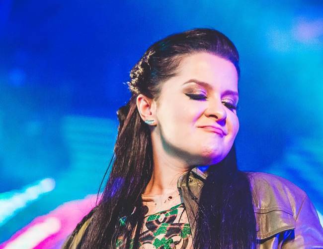 Sertaneja Maraisa posa de roupa íntima e fala sobre sedução