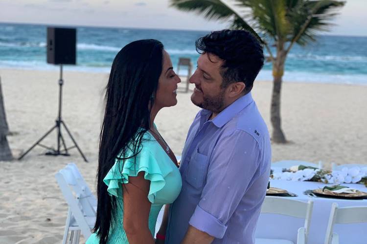 Cantor sertanejo comemora 50 anos com festão no México