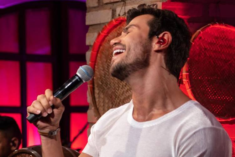 Cantor sertanejo inicia tratamento e esquenta a web ao posar sem camisa