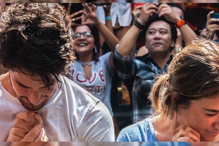 Emocionante! Rebeca Abravanel e Alexandre Pato se batizam em igreja