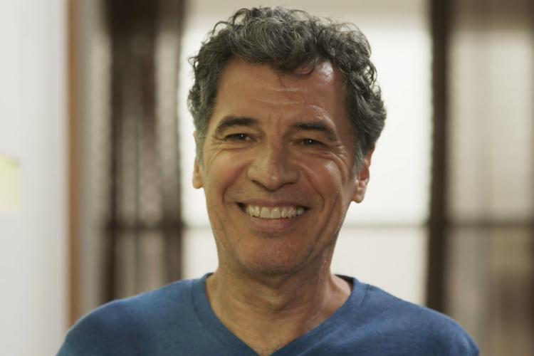 Preso na Globo, Paulo Betti dorme em lugar inusitado