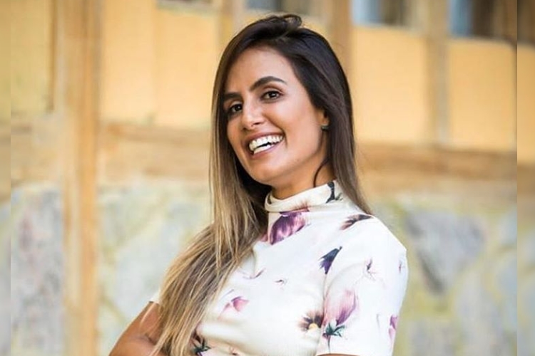 Ex-BBB Carol Peixinho posa na praia e deixa fãs babando na web