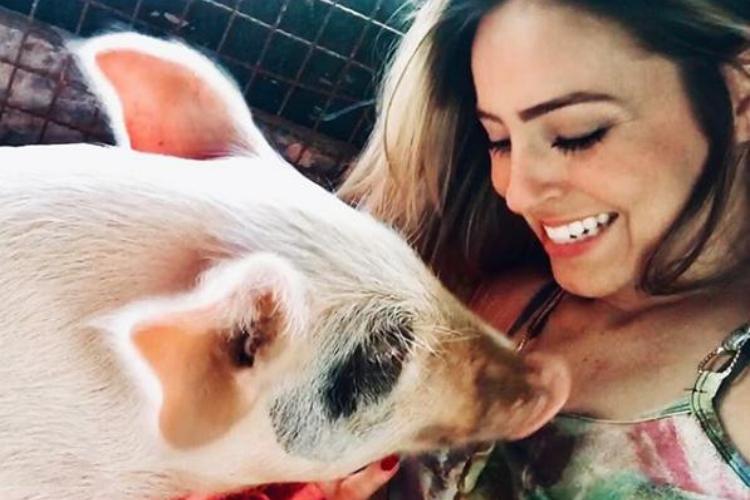 Paula do “BBB19”, reencontra a sua porca de estimação, Pippa