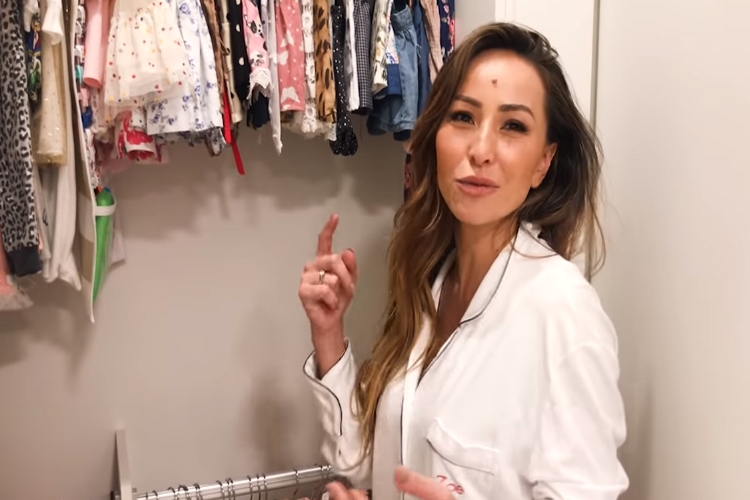 Mamãe coruja, Sabrina Sato exibe closet de roupas da filha Zoe