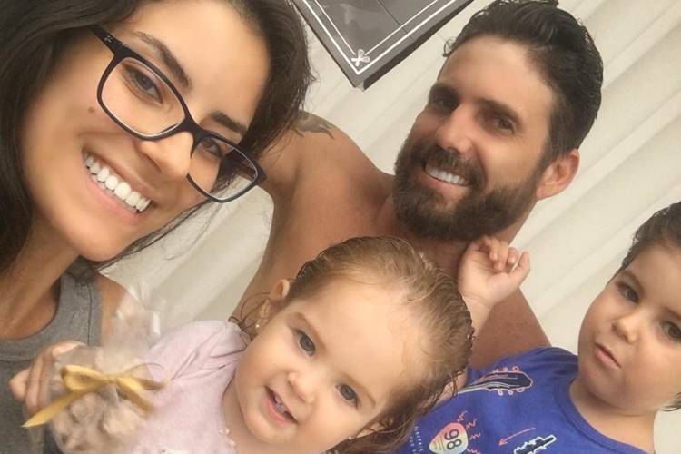 Mulher de sertanejo leva a web à loucura ao mostrar ensaio dos filhos para a Páscoa