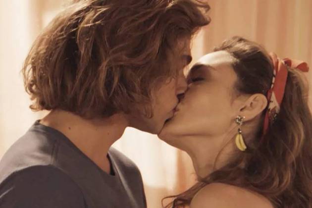 Verão 90 - João e Manu se beijam (Reprodução/TV Globo)