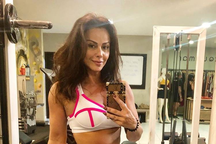 Ótima forma! Viviane Araújo ostenta corpão ao tomar sol
