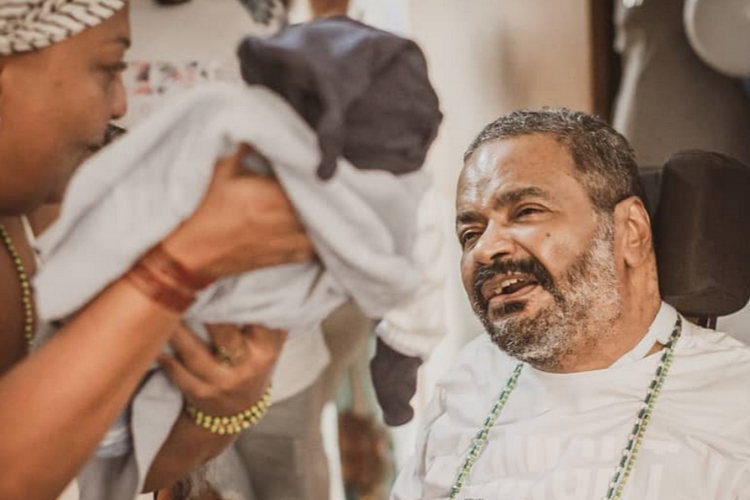 Cantor Arlindo Cruz surge emocionado ao segurar o neto recém-nascido
