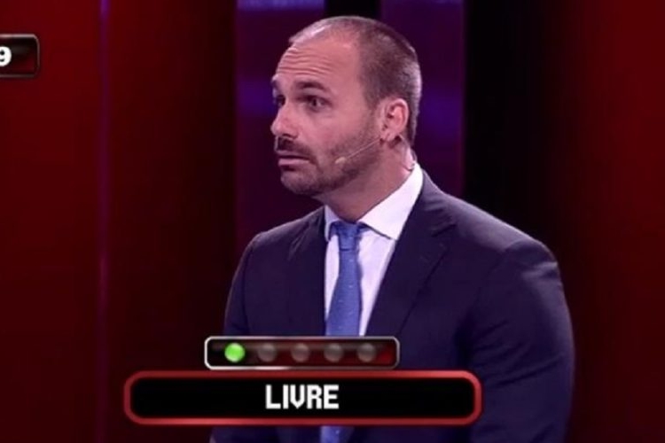 Após ser piada na web, Eduardo Bolsonaro explica motivo de ter mencionado Lula em programa da RedeTV!