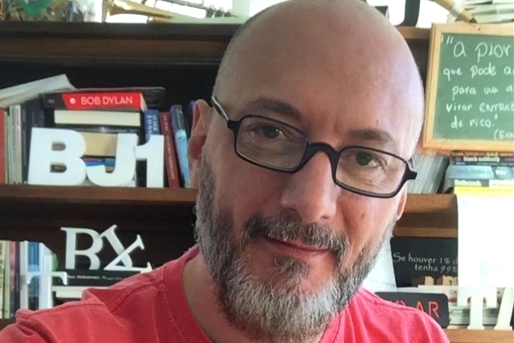 Sumido e sem contrato com emissoras, Britto Jr surge e alfineta Roberto Justus na web