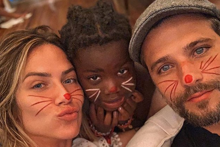 Em click, Bruno Gagliasso posa ao lado de Titi e crescimento da filha impressiona internautas