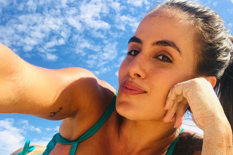 Ex-BBB Carol Peixinho surge em click quente na praia e deixa fãs babando: “Sereia”