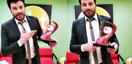Danilo Gentili recebe troféu Prêmio Área VIP pelo The Noite
