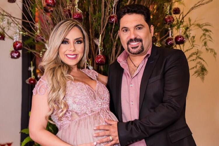 Mulher de sertanejo radicaliza o visual na reta final da gestação