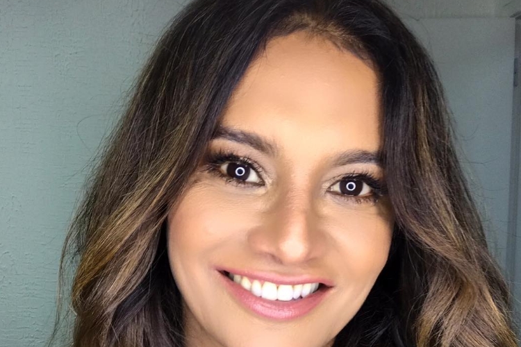 Com quase 50 anos, Dira Paes choca ao exibir físico definido de biquíni na web