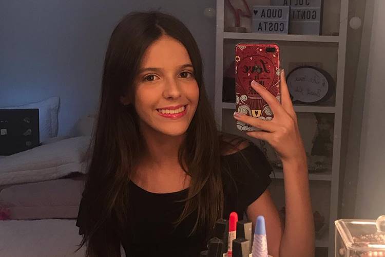 Filha de Eduardo Costa exibe look para recital