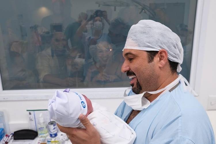 Semelhança entre sertanejo e a filha recém-nascida chama atenção na web; Confira