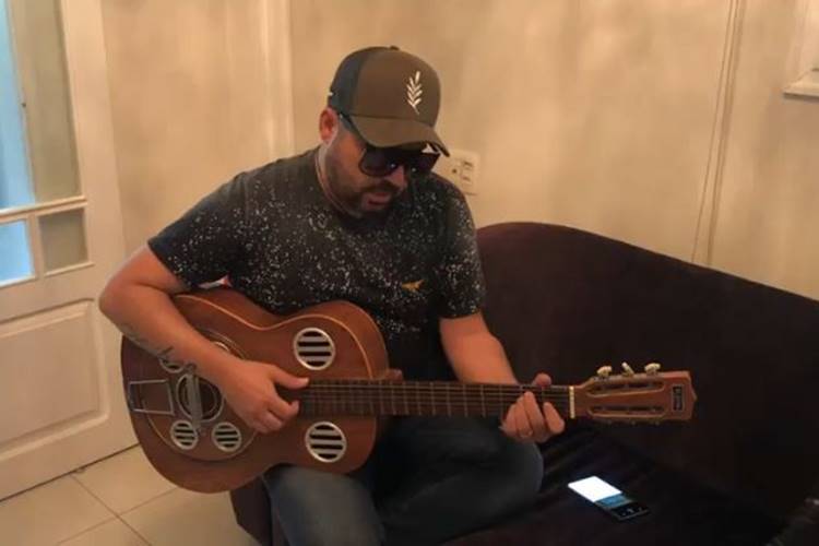 Cantor sertanejo reúne os quatro filhos e encanta a web