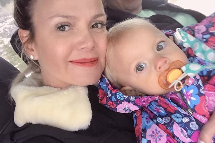 Ao lado de Manuela sorridente, Eliana encanta a web