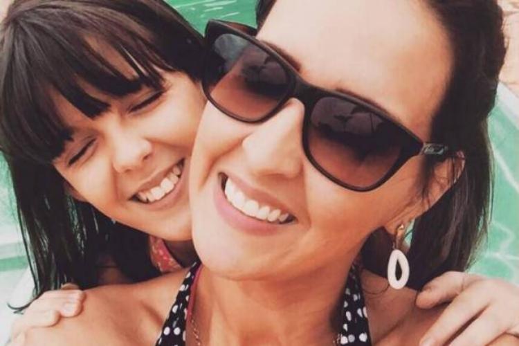 Filha de Eduardo Costa curte praia com a mãe e conta novidade
