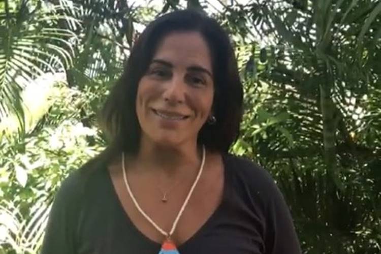 Ao lado do marido e dos filhos, Gloria Pires comemora o Dia do Abraço