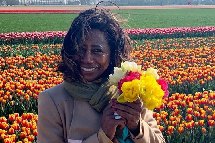 Gloria Maria confunde internautas ao publicar foto com amigo em clima romântico