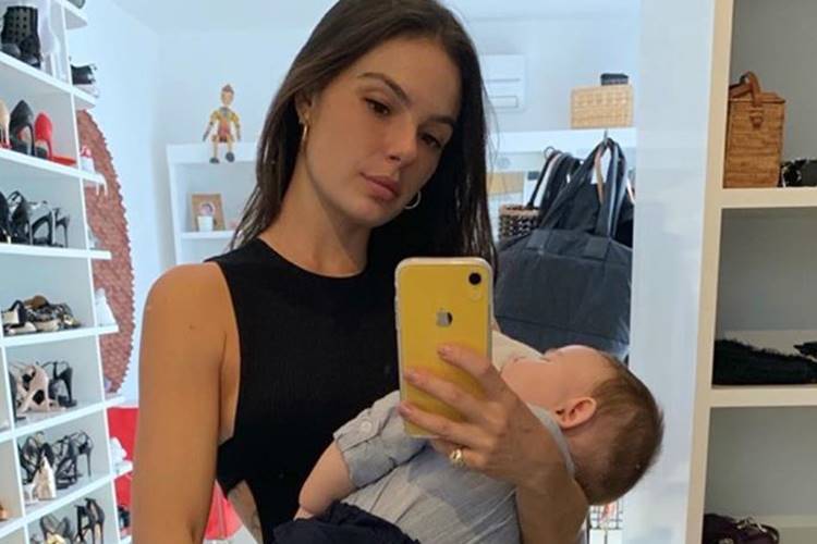 Isis Valverde compartilha momento do batizado de seu filho Rael