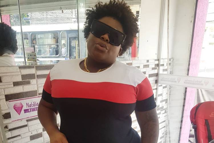 Irritada com comentário, Jojo Todynho abaixa a calça e rebate internauta