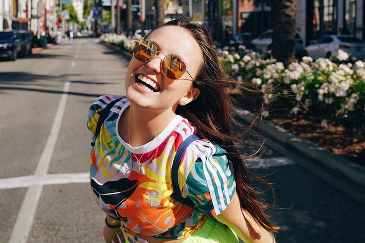 Larissa Manoela quebra a web ao posar com astro internacional