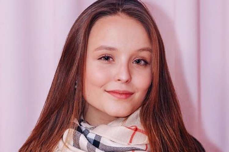 Atriz Larissa Manoela surge em pose ousada na web e impressiona pelo corpo definido