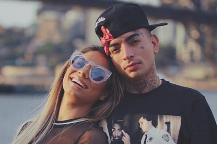 Cantora Lexa presta homenagem emocionante para MC Guimê em aeroporto