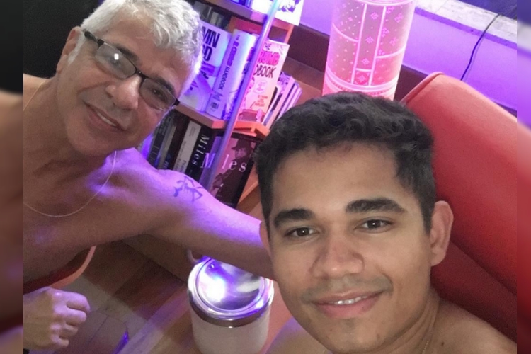 Cantor Lulu Santos compartilha click romântico com o marido nos Estados Unidos