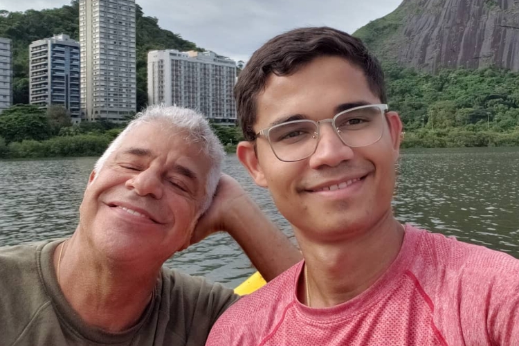 Cantor Lulu Santos é homenageado pelo marido na web e emociona: “Eterna lua de mel!”