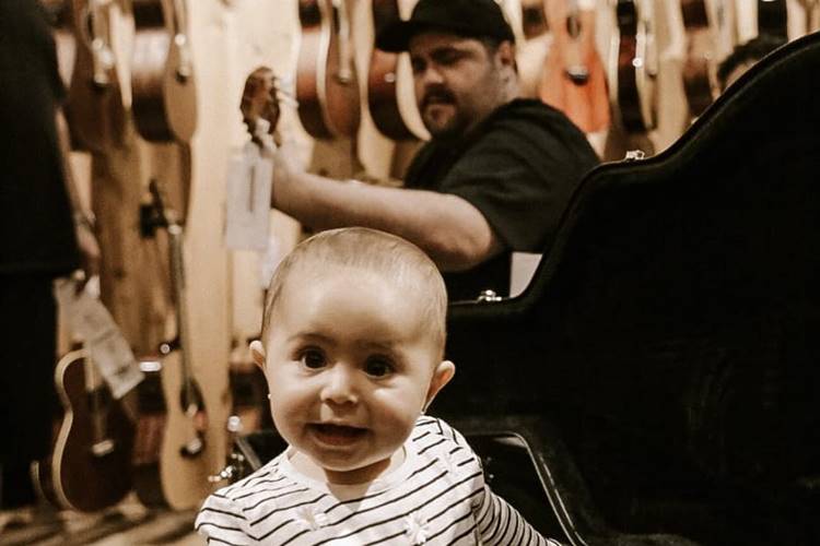 Cantor sertanejo celebra primeiro ano da filha: “Grato a Deus”