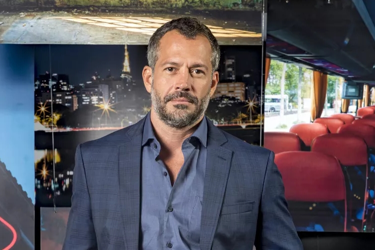 Noivo, Malvino Salvador faz revelação surpreendente sobre viver romance gay: “Sem problema”
