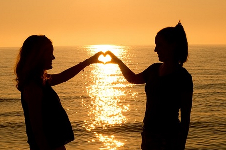 Ex-jogadora de vôlei será mãe pela primeira vez com outra mulher beirando os 40 anos