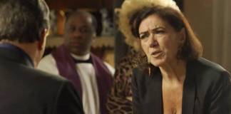 O Sétimo Guardião: Valentina parte pra cima de Olavo durante funeral O Sétimo Guardião - Valentina enfrenta Olavo (Reprodução/TV Globo)