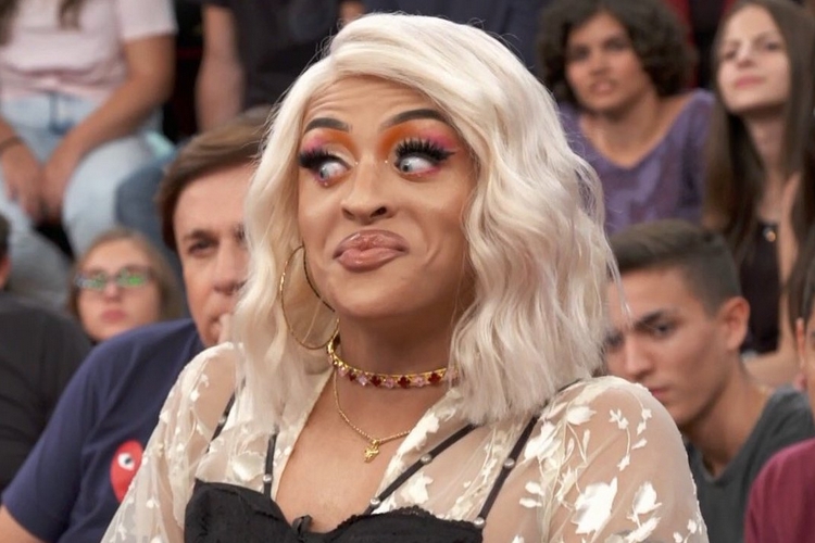 Pabllo Vittar anuncia novo trabalho e fãs a acusam de copiar Anitta: “Muito ridículo”