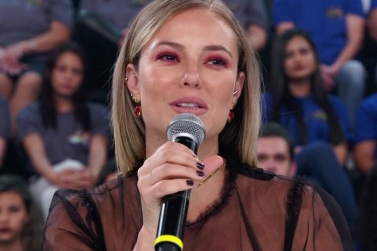 Após declaração de cantor sertanejo, Paolla Oliveira desabafa e dispara: “O povo cobra tudo”