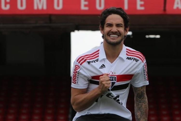 Alexandro Pato é parabenizado por Rebeca Abravanel e pelas cunhadas após jogo