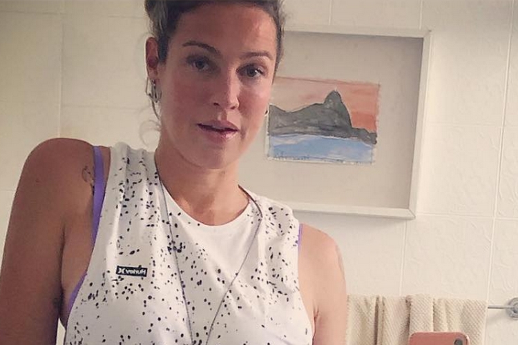 Após cirurgia, Luana Piovani aparece de muletas