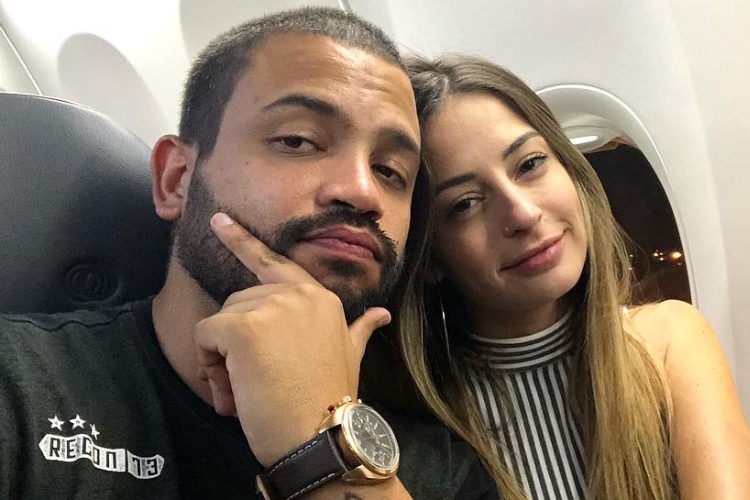 Cantor Projota oficializa casamento na igreja com Tâmara Contro e troca presentes por doações em ONGs