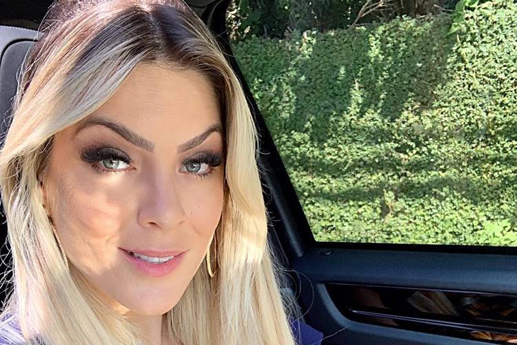 Renata Fan parabeniza o namorado e relembra acidente na Stock Car