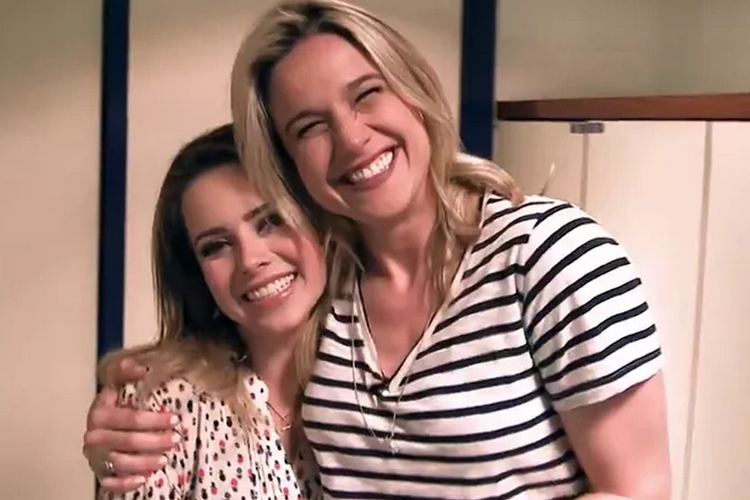 Sandy surge sentada no colo de Fernanda Gentil e apresentadora toma atitude inusitada