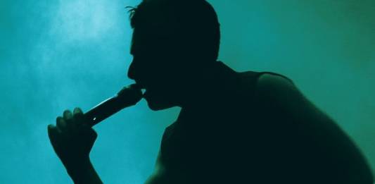 Silhueta famoso cantor - Reprodução